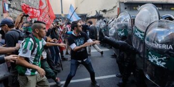 Násilné střety spojováním fotbalových barů na týdenní protest na důchodci - Mercopress