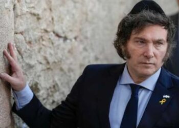 Milei dorazí do Izraele a modlí se na voskové zdi - Mercopress