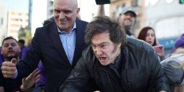 Milei delegace ukamenovaná protestujícími - Mercopress