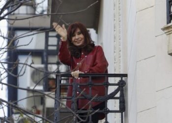 CFK pozdraví z balkonu na výročí svého pokusu o vraždu - Mercopress