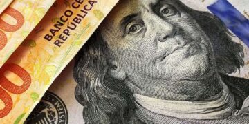 Dolar roste navzdory intervencím centrální banky a amerického ministerstva financí