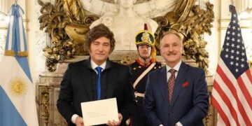 Milei přijímá amerického velvyslance v Casa Rosada