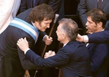 Milei má soukromou večeři s Macrim, zatímco klíčoví ministři rezignují