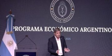 Dolar pokračuje v poklesu po oznámení nového dluhového plánu 1 Dolar pokračuje v poklesu po oznámení nového dluhového plánu