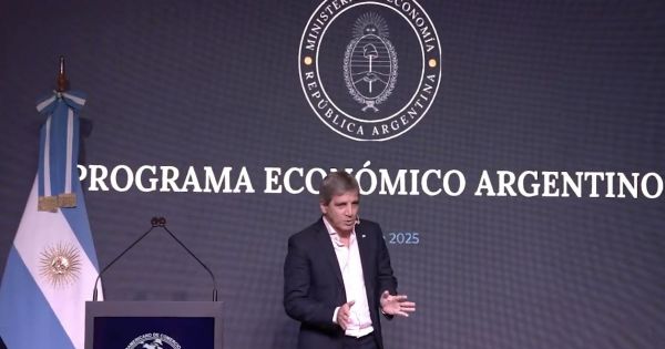 Dolar pokračuje v poklesu po oznámení nového dluhového plánu 65 Dolar pokračuje v poklesu po oznámení nového dluhového plánu