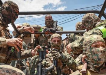 Masivní nasazení policie proti Comandu Vermelho v Rio favela