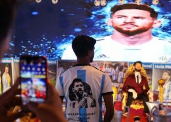 Messi přistává v Indii na turné, které zahrnuje 21metrovou sochu