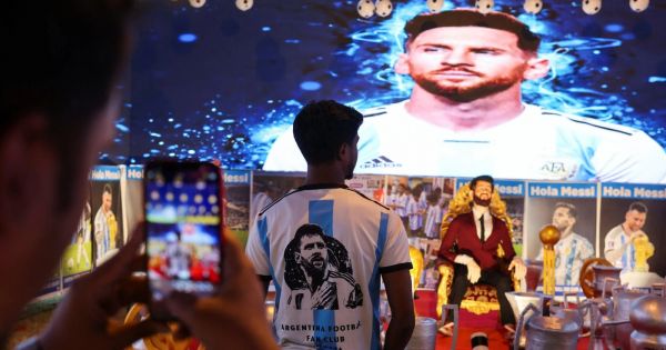 Messi přistává v Indii na turné, které zahrnuje 21metrovou sochu 65 Messi přistává v Indii na turné, které zahrnuje 21metrovou sochu