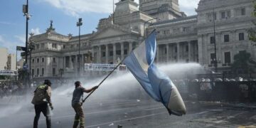 Argentinský Senát schválil reformu práce Milei uprostřed protestů a konfrontací 1 Argentinský Senát schválil reformu práce Milei uprostřed protestů a konfrontací