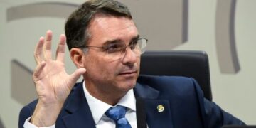 Flávio Bolsonaro se zařadil mezi globální krajně pravicové spojence jako kandidát na prezidenta Brazílie 52 Flávio Bolsonaro se zařadil mezi globální krajně pravicové spojence jako kandidát na prezidenta Brazílie