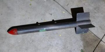 Žena, ktorá sa prehrabávala v odpadkoch v Montevideu, našla vojenskú raketu; Skúmajú jeho pôvod 1 Žena, ktorá sa prehrabávala v odpadkoch v Montevideu, našla vojenskú raketu; Skúmajú jeho pôvod