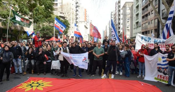 PIT-CNT vyzýva na sektorové štúdie pred „informovanou“ diskusiou v uruguajskom senáte 65 PIT-CNT vyzýva na sektorové štúdie pred „informovanou“ diskusiou v uruguajskom senáte