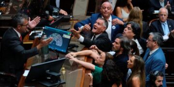 Poslanci schválili Mileiovu reformu práce bez článku 44 a text se vrací do Senátu 1 Poslanci schválili Mileiovu reformu práce bez článku 44 a text se vrací do Senátu