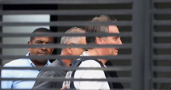 Bolsonaro opouští nemocnici a ze svého 27letého trestu si odpyká 90 dní doma 65 Bolsonaro opouští nemocnici a ze svého 27letého trestu si odpyká 90 dní doma