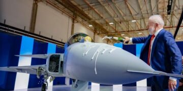 Brazílie představuje první nadzvukovou stíhačku vyrobenou na jejím území, milník v Latinské Americe 1 Brazílie představuje první nadzvukovou stíhačku vyrobenou na jejím území, milník v Latinské Americe