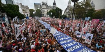 Tisíce lidí pochodují v Buenos Aires 50 let po vojenském převratu pod heslem „Už nikdy více“ 1 Tisíce lidí pochodují v Buenos Aires 50 let po vojenském převratu pod heslem „Už nikdy více“