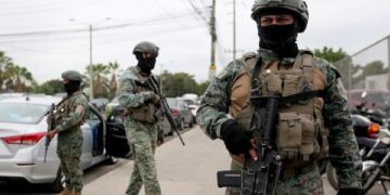 Noboa zavádí zákaz vycházení ve čtyřech provinciích a nasazuje 75 000 vojáků 1 Noboa zavádí zákaz vycházení ve čtyřech provinciích a nasazuje 75 000 vojáků