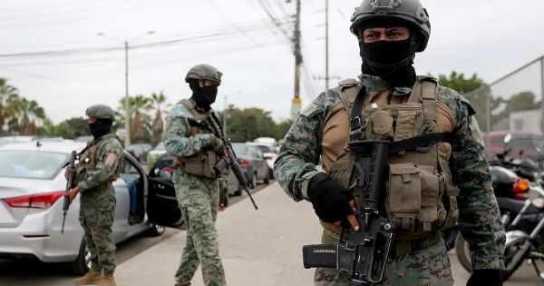 Noboa zavádí zákaz vycházení ve čtyřech provinciích a nasazuje 75 000 vojáků 65 Noboa zavádí zákaz vycházení ve čtyřech provinciích a nasazuje 75 000 vojáků