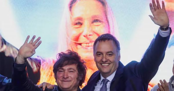 Adorniho skandál potápí průzkumy veřejného mínění Milei, zatímco spravedlnost vyšetřuje jeho majetek 65 Adorniho skandál potápí průzkumy veřejného mínění Milei, zatímco spravedlnost vyšetřuje jeho majetek