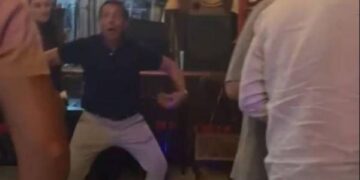 Otec argentinského právníka zatčeného za rasismus v Brazílii opakuje gesta v baru 51 Otec argentinského právníka zatčeného za rasismus v Brazílii opakuje gesta v baru