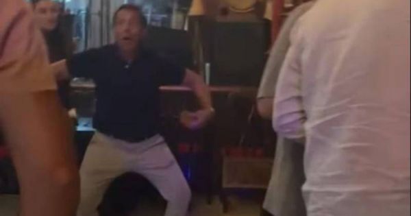 Otec argentinského právníka zatčeného za rasismus v Brazílii opakuje gesta v baru 65 Otec argentinského právníka zatčeného za rasismus v Brazílii opakuje gesta v baru