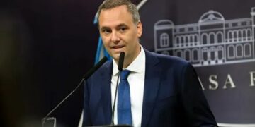 Argentinský náčelník generálního štábu se objeví v Poslanecké sněmovně s dotazy na jeho majetek a ekonomiku 1 Argentinský náčelník generálního štábu se objeví v Poslanecké sněmovně s dotazy na jeho majetek a ekonomiku