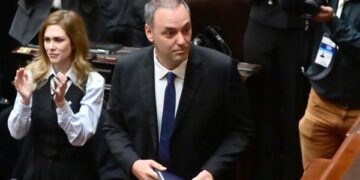 Adorni odolává náporu opozice v Kongresu s podporou Milei 1 Adorni odolává náporu opozice v Kongresu s podporou Milei