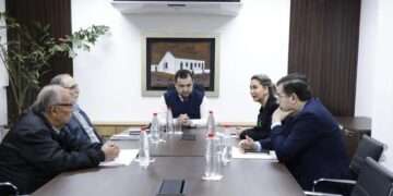 Pracovníci a zamestnávatelia si pri rokovaniach o minimálnej mzde udržiavajú protichodné pozície 1 Pracovníci a zamestnávatelia si pri rokovaniach o minimálnej mzde udržiavajú protichodné pozície