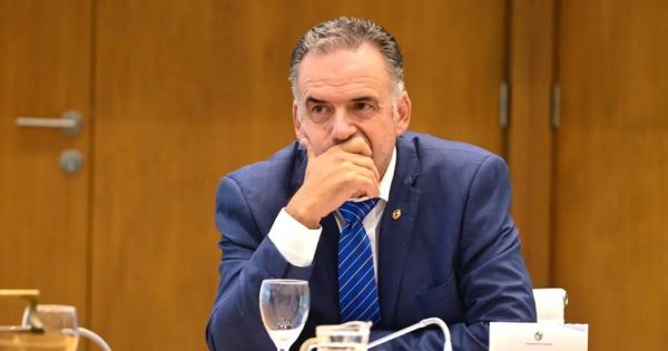 Uruguajská opozícia obviňuje Orsiho z toho, že sa po jeho odpovedi na zľavu na nákladné vozidlo „vysral“ 65 Uruguajská opozícia obviňuje Orsiho z toho, že sa po jeho odpovedi na zľavu na nákladné vozidlo „vysral“