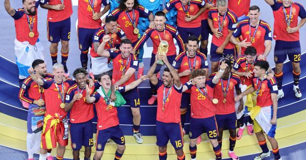 Španělsko je korunováno mistrem světa, když porazilo Argentinu 1:0 v prodloužení finále 65 Španělsko je korunováno mistrem světa, když porazilo Argentinu 1:0 v prodloužení finále