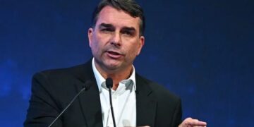 Flávio Bolsonaro žádá Washington, aby odložil cla na Brazílii až po říjnu 1 Flávio Bolsonaro žádá Washington, aby odložil cla na Brazílii až po říjnu