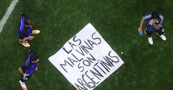 Falklandská vláda popisuje argentinskou zprávu jako necitlivou a žádá FIFA, aby ji schválila 65 Falklandská vláda popisuje argentinskou zprávu jako necitlivou a žádá FIFA, aby ji schválila