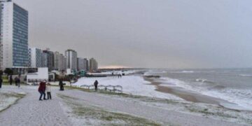 Sníh pokrývá Mar del Plata uprostřed rekordní polární vlny, která zasáhla Argentinu 1 Sníh pokrývá Mar del Plata uprostřed rekordní polární vlny, která zasáhla Argentinu